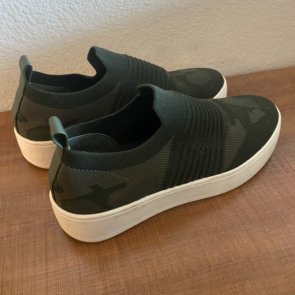 Steve Madden size 7 Camo slide on sneakers